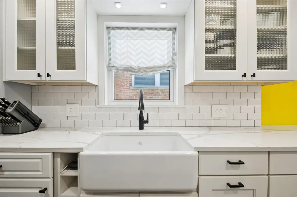 6755 North Washtenaw Avenue Chicago IL 60645