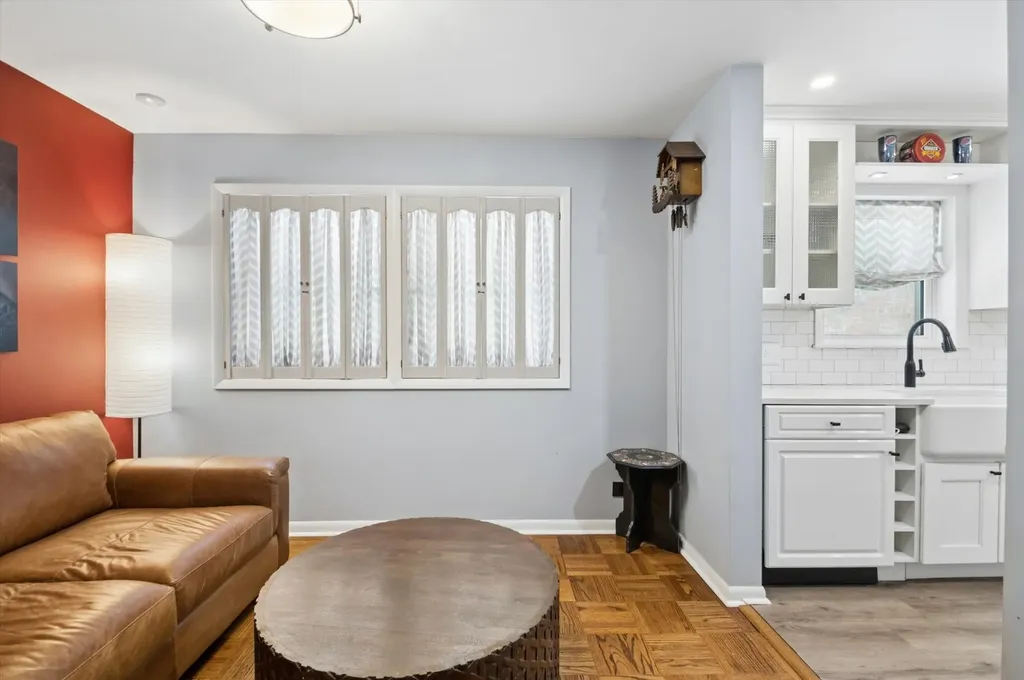 6755 North Washtenaw Avenue Chicago IL 60645