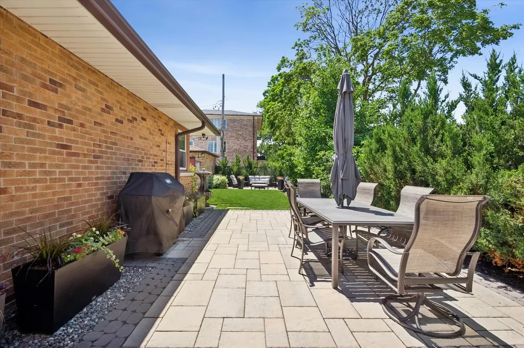 6755 North Washtenaw Avenue Chicago IL 60645