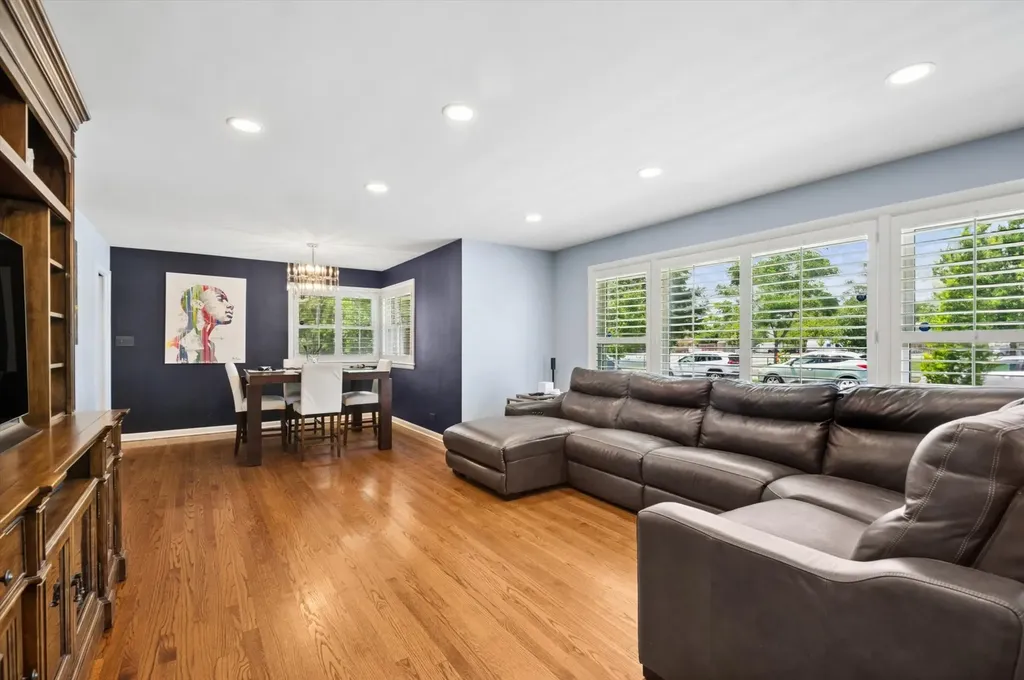 6755 North Washtenaw Avenue Chicago IL 60645