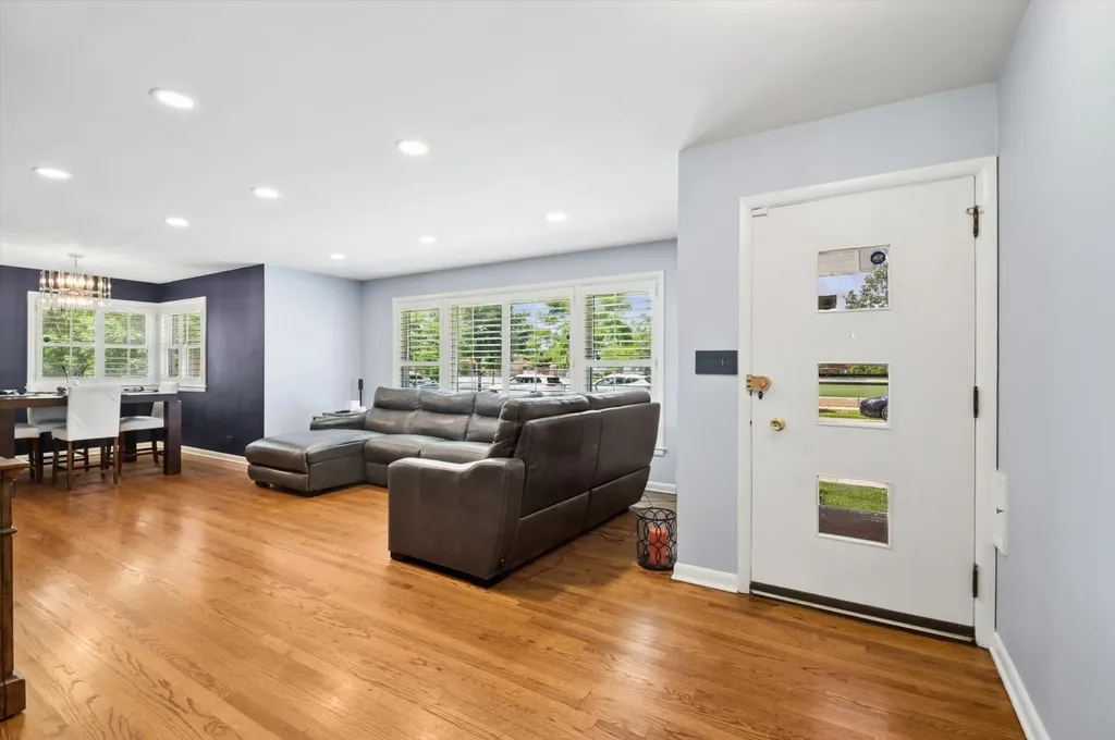 6755 North Washtenaw Avenue Chicago IL 60645