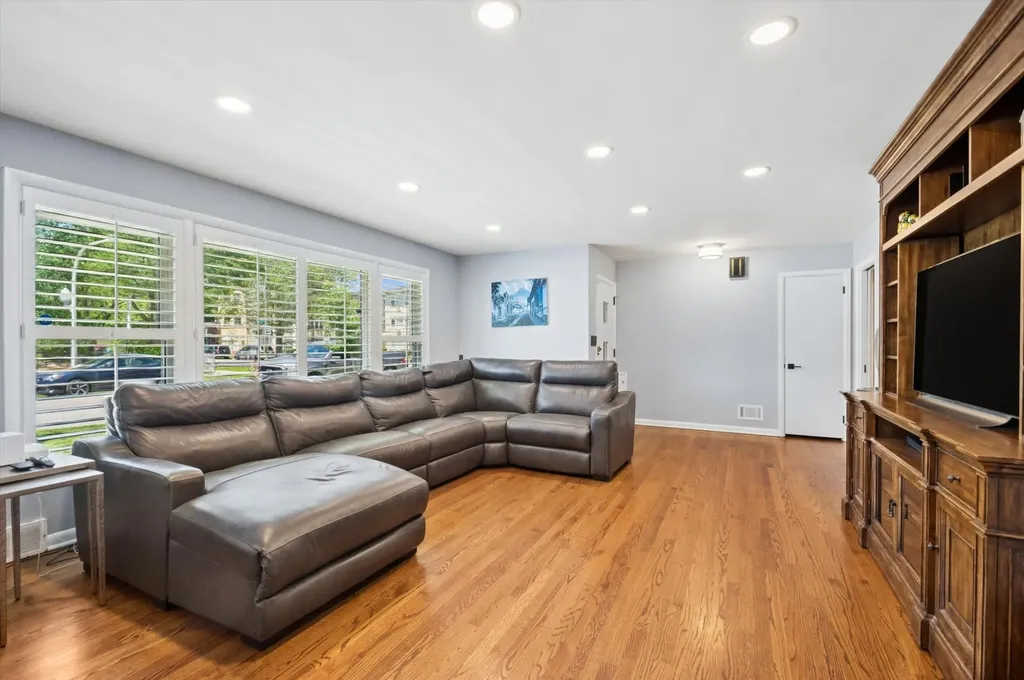 6755 North Washtenaw Avenue Chicago IL 60645