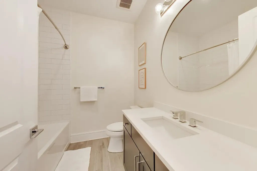 5748 North Hermitage Avenue Chicago IL 60660