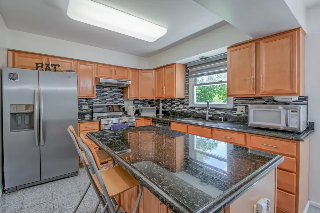 1094 Oak Wood Drive Carol Stream IL 60188