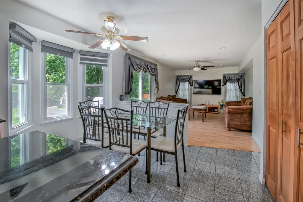 1094 Oak Wood Drive Carol Stream IL 60188