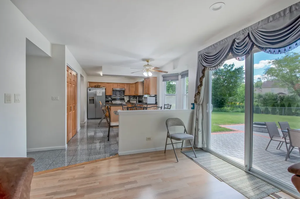 1094 Oak Wood Drive Carol Stream IL 60188