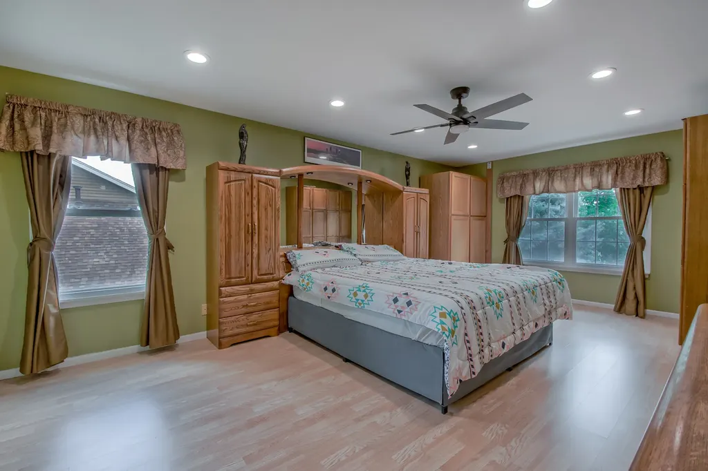 1094 Oak Wood Drive Carol Stream IL 60188