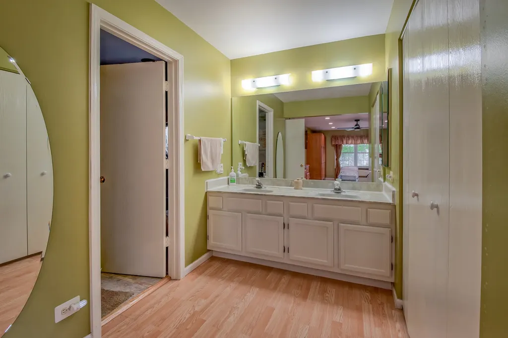 1094 Oak Wood Drive Carol Stream IL 60188