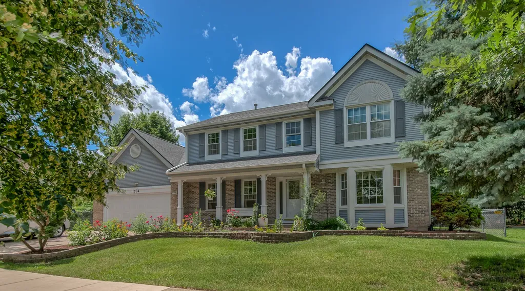 1094 Oak Wood Drive Carol Stream IL 60188