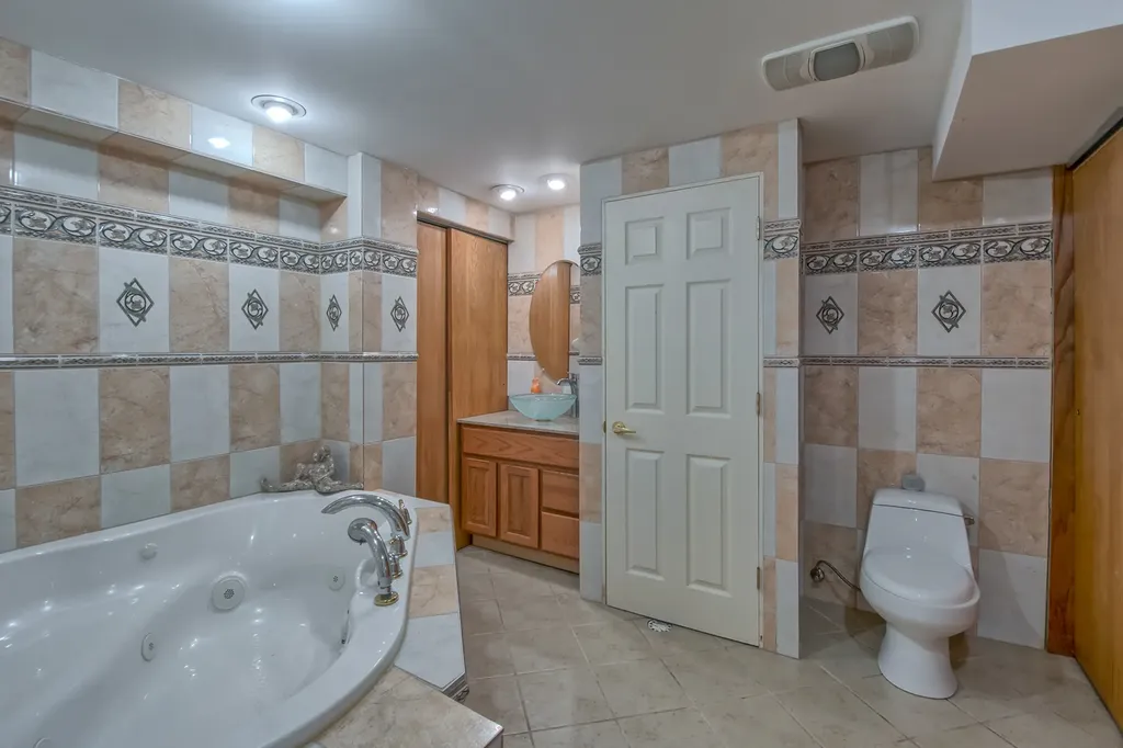 1094 Oak Wood Drive Carol Stream IL 60188