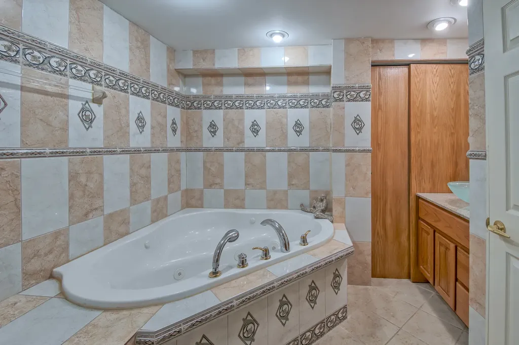 1094 Oak Wood Drive Carol Stream IL 60188