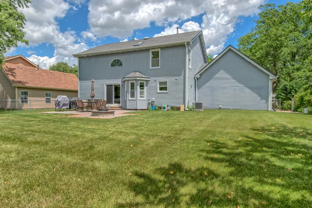 1094 Oak Wood Drive Carol Stream IL 60188