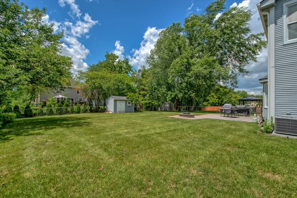 1094 Oak Wood Drive Carol Stream IL 60188