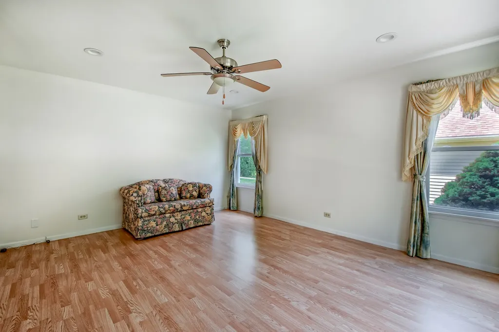 1094 Oak Wood Drive Carol Stream IL 60188