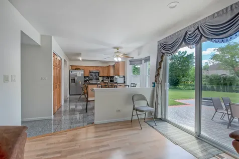 1094 Oak Wood Drive Carol Stream IL 60188