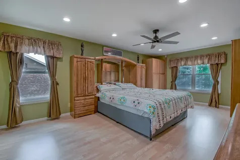 1094 Oak Wood Drive Carol Stream IL 60188