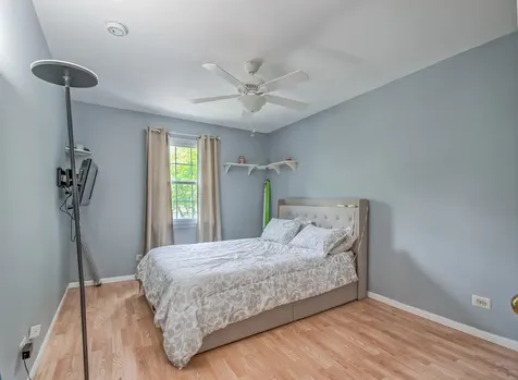 1094 Oak Wood Drive Carol Stream IL 60188