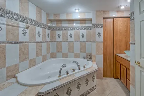 1094 Oak Wood Drive Carol Stream IL 60188