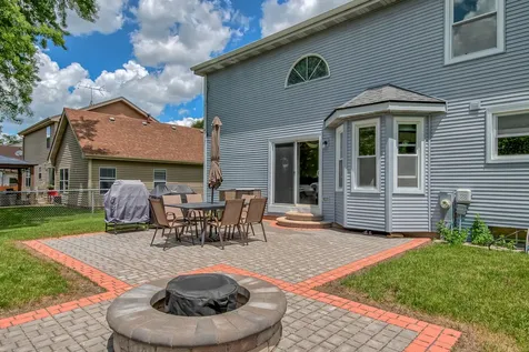1094 Oak Wood Drive Carol Stream IL 60188