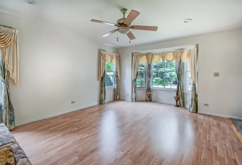 1094 Oak Wood Drive Carol Stream IL 60188