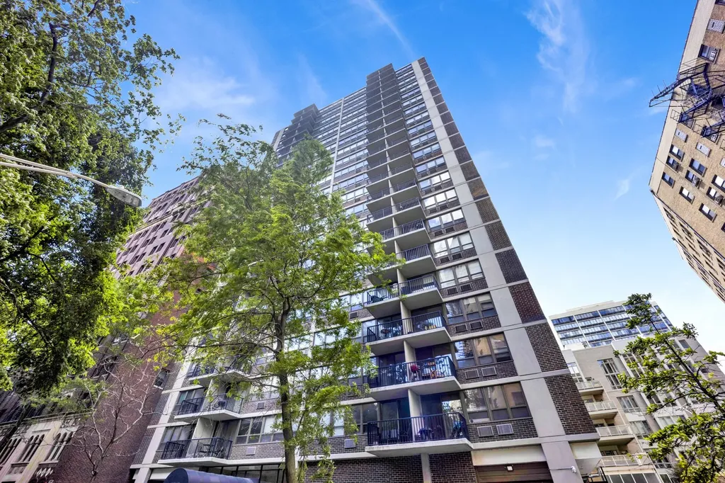 2740 North Pine Grove Avenue Chicago IL 60614