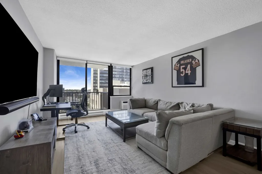 2740 North Pine Grove Avenue Chicago IL 60614