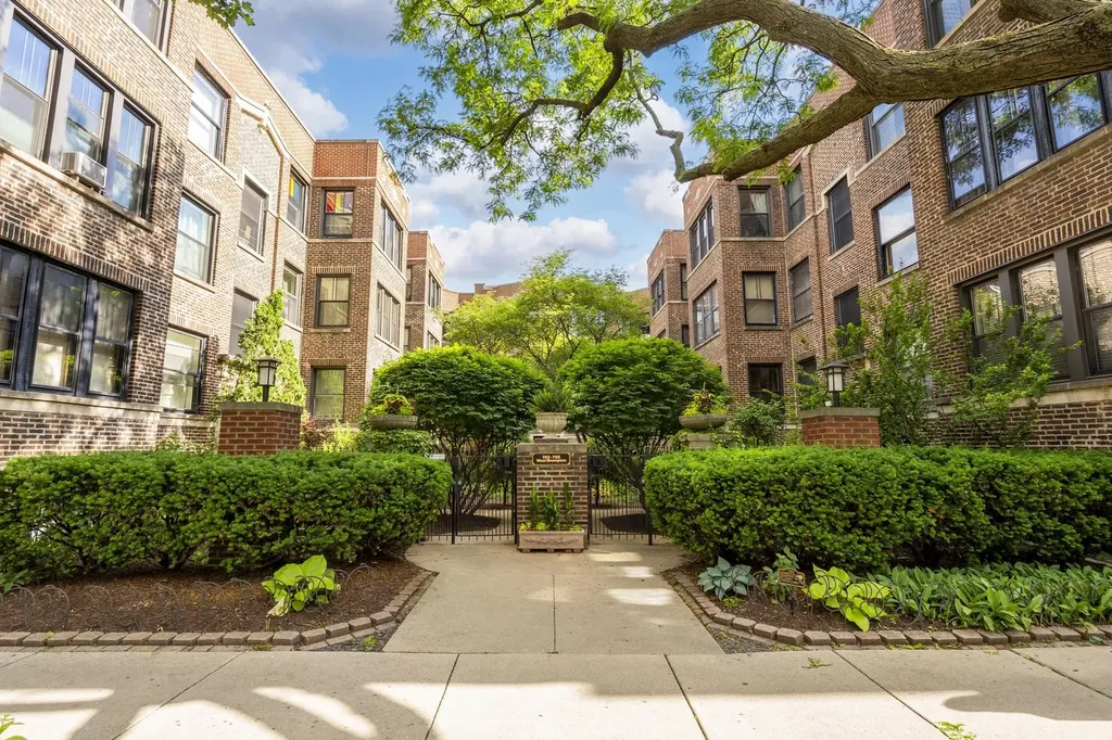 745 West Brompton Avenue Chicago IL 60657