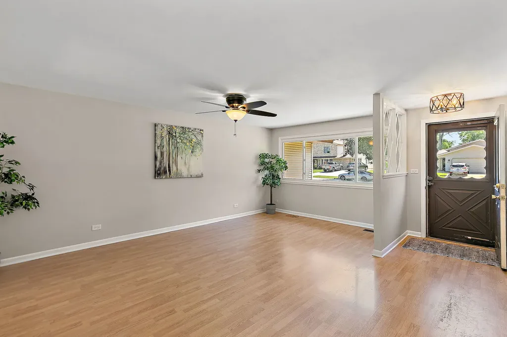 616 Clover Lane Schaumburg IL 60193
