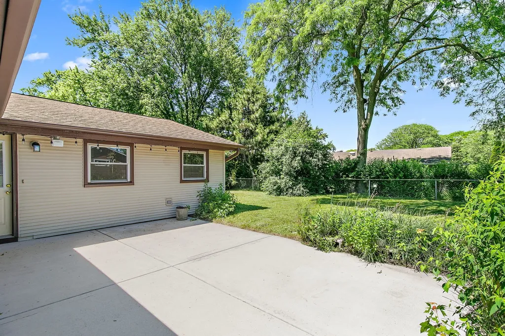 616 Clover Lane Schaumburg IL 60193