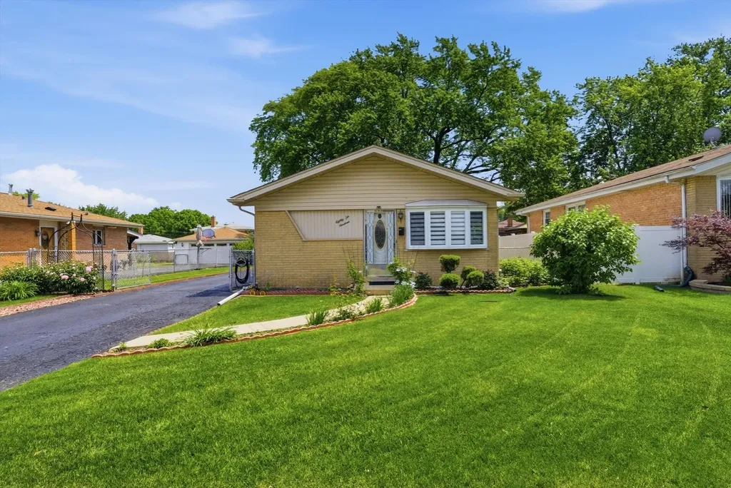 8619 Newland Avenue Burbank IL 60459