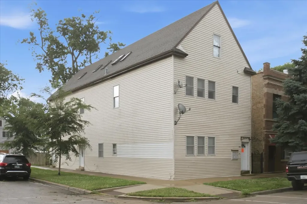 3859 North Whipple Street Chicago IL 60618