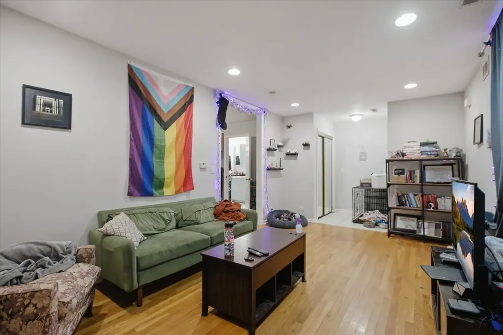 3859 North Whipple Street Chicago IL 60618