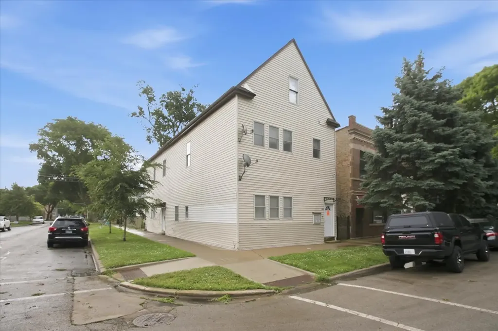 3859 North Whipple Street Chicago IL 60618