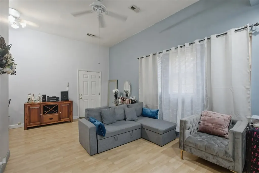 3859 North Whipple Street Chicago IL 60618