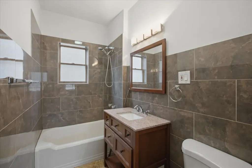 3859 North Whipple Street Chicago IL 60618