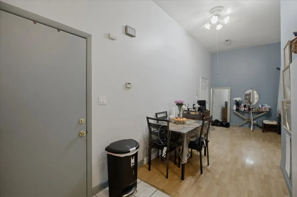 3859 North Whipple Street Chicago IL 60618