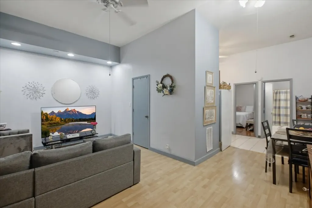 3859 North Whipple Street Chicago IL 60618
