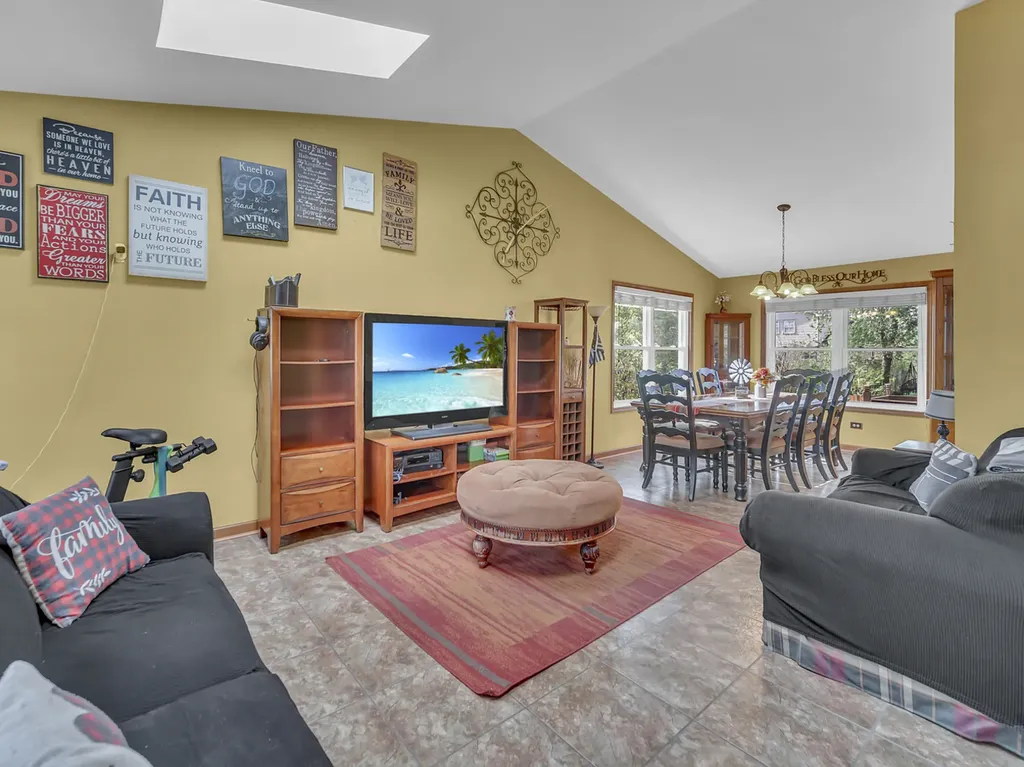 1112 Pheasant Trail Carol Stream IL 60188