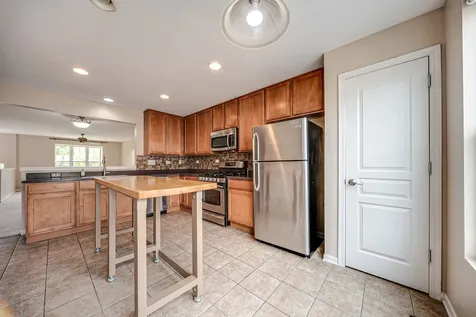 2406 Neubauer Circle Lindenhurst IL 60046