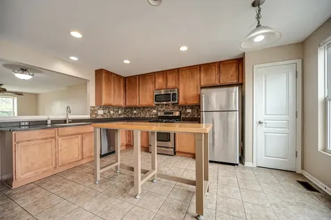 2406 Neubauer Circle Lindenhurst IL 60046