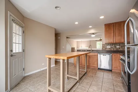 2406 Neubauer Circle Lindenhurst IL 60046