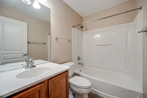 2406 Neubauer Circle Lindenhurst IL 60046