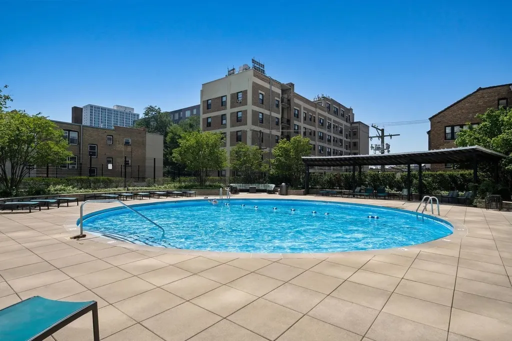 3930 North Pine Grove Avenue Chicago IL 60613
