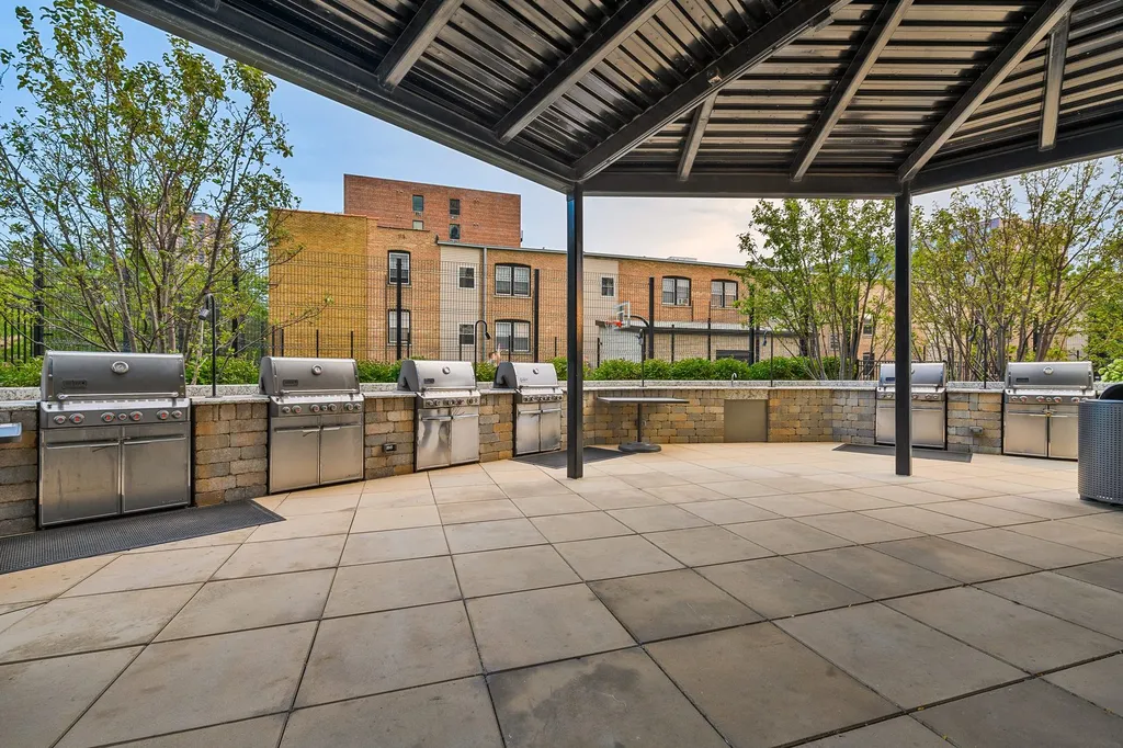 3930 North Pine Grove Avenue Chicago IL 60613