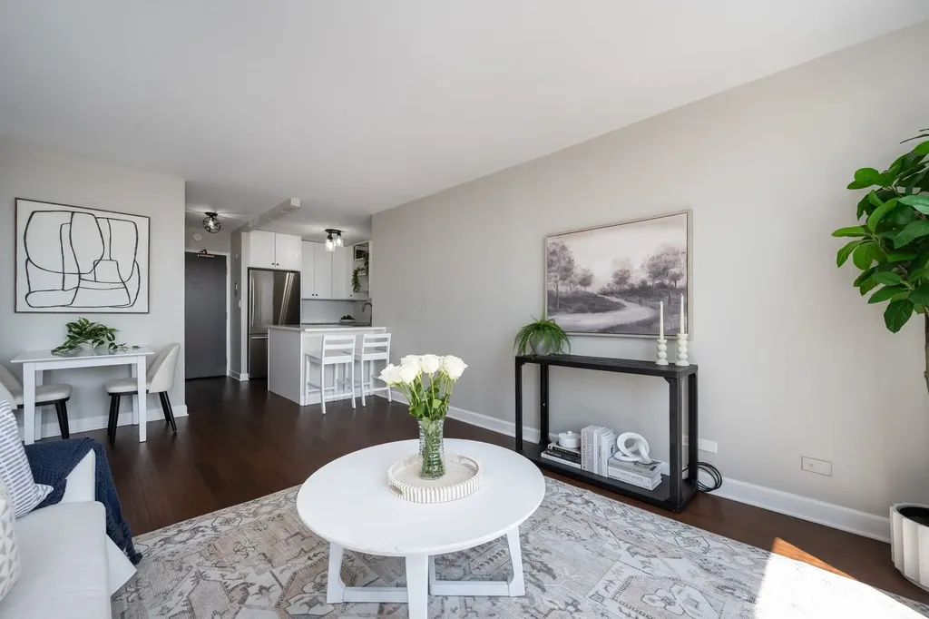 3930 North Pine Grove Avenue Chicago IL 60613