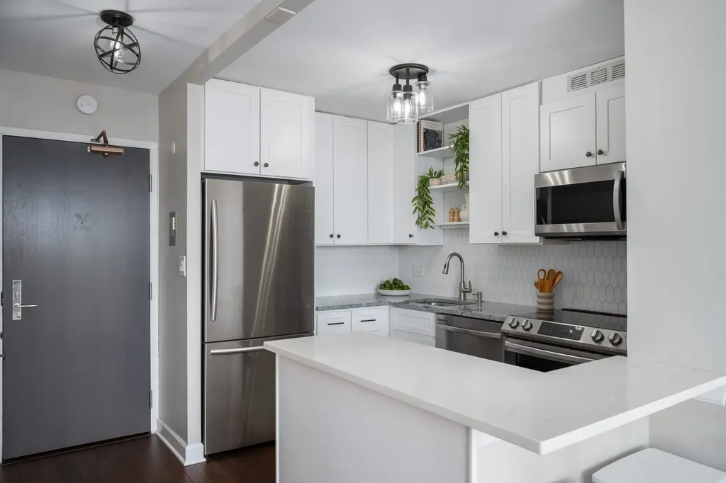3930 North Pine Grove Avenue Chicago IL 60613