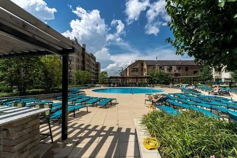 3930 North Pine Grove Avenue Chicago IL 60613