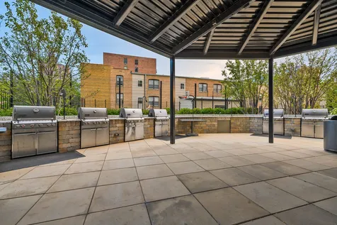 3930 North Pine Grove Avenue Chicago IL 60613