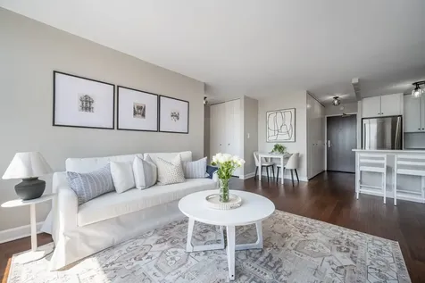 3930 North Pine Grove Avenue Chicago IL 60613