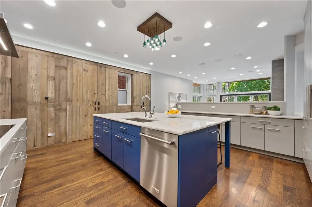 2901 North Burling Street Chicago IL 60657